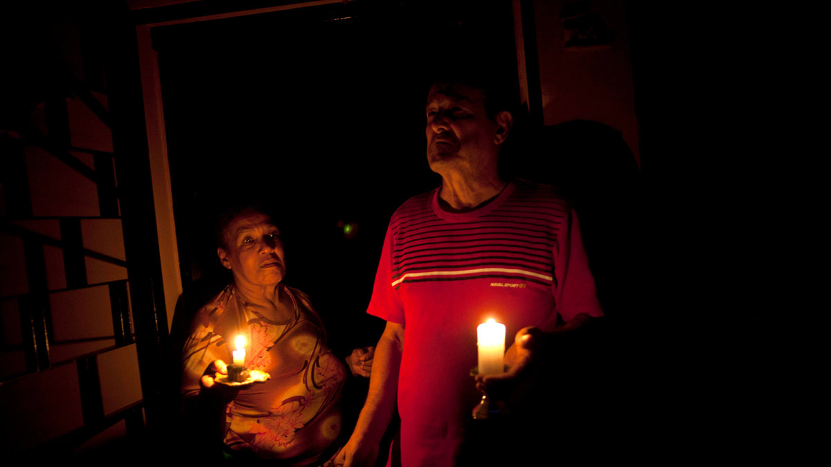 Venezuela drabbas ofta av strömavbrott, en del invånare lever helt utan el.